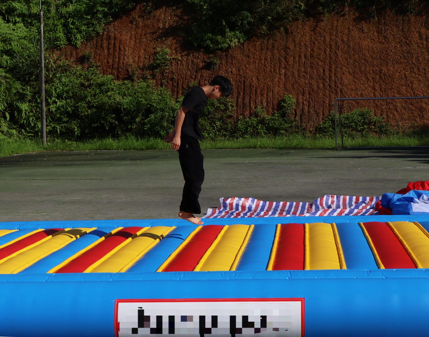 Nadmuchiwana mata do ćwiczeń,  – Kids Outdoor Jump House recenzja i cena
